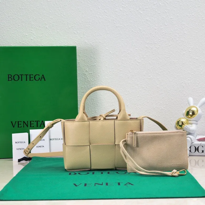 Batch 1420 BV Candy Arco super mini tote bag. The size of a mobile phone 😋 can only hold cuteness 🥰 I have always been fond of tote bags because it has no complicated design, is simple and neat, and can be easily matched with daily clothes. Key points, key points! It is equipped with a detachable shoulder strap, so you can match your different looks. It is full of texture. Size: 20*7*13 Style number: 9895#